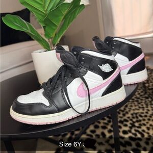Jordan 1 Black and Pink Sneakers Classic Design